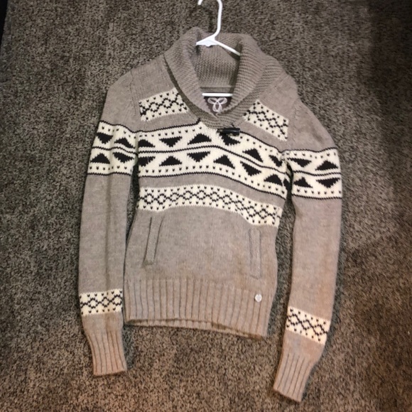 Aritzia TNA lambswool sweater with toggle - Picture 1 of 4